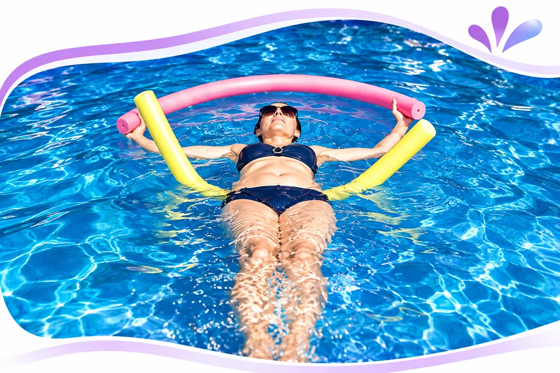 Frau entspannt sich auf Schwimmnudeln im Becken