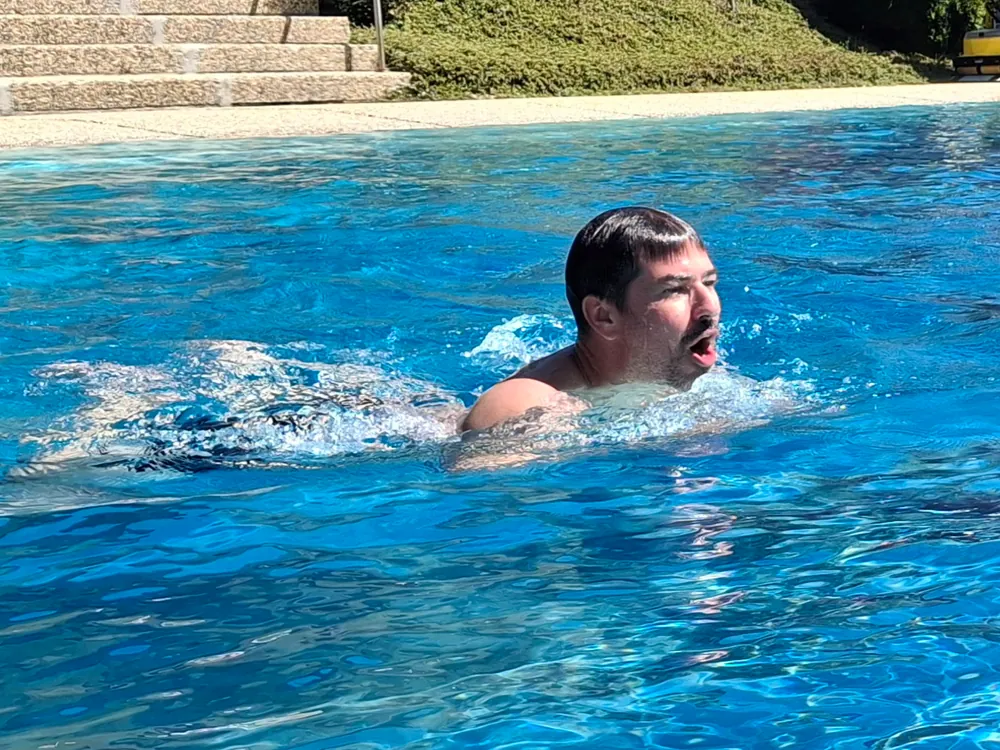 Schwimmer beim Brustschwimmen im Freibad