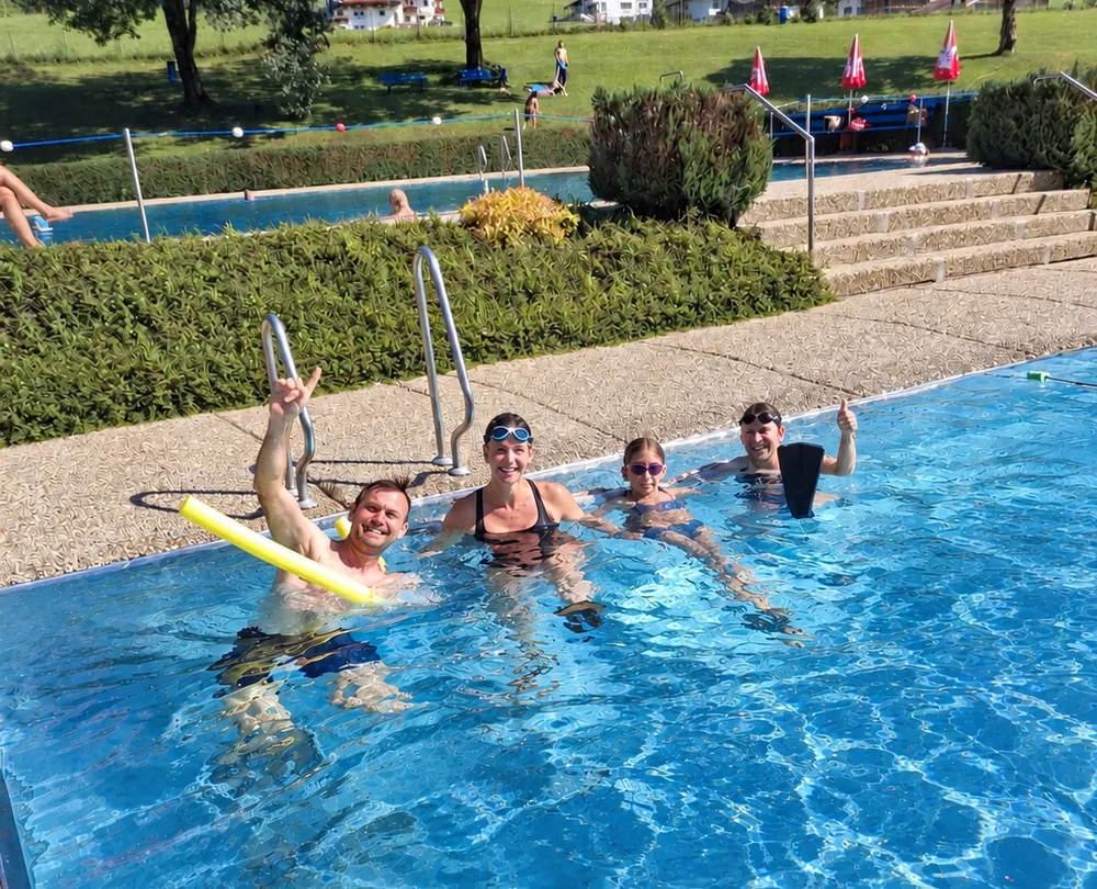Teilnehmende der offenen Stunde im Freibad Oberau