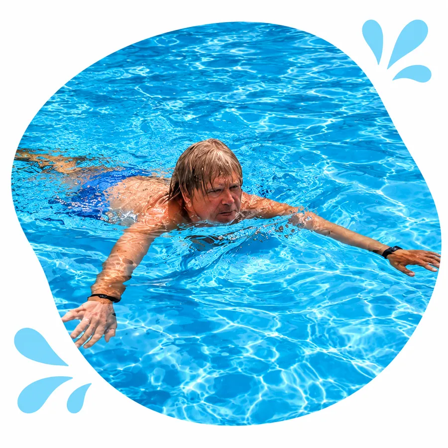 Mann beim Schwimmen im Becken